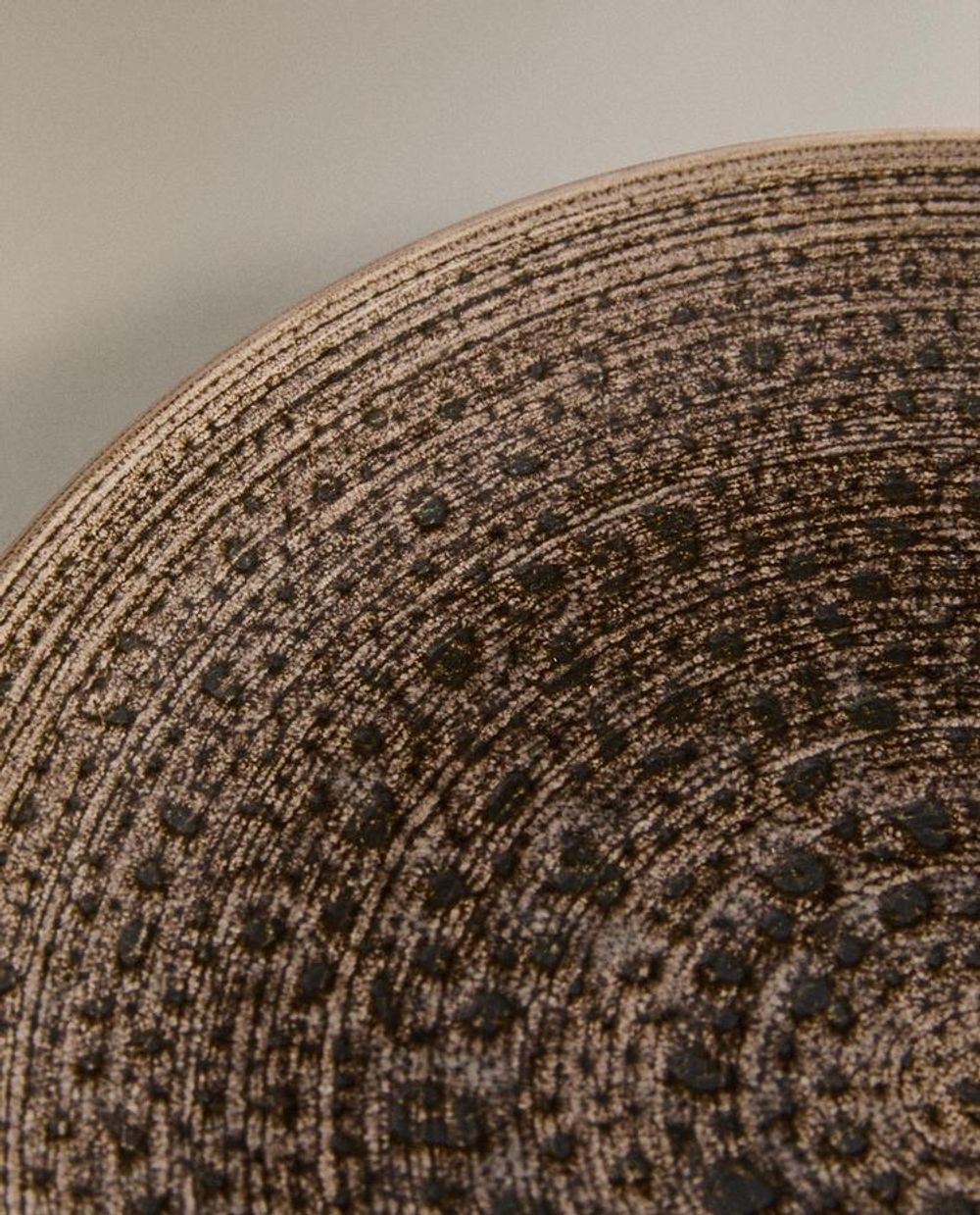 ZARA HOME ТАРЕЛКА С РЕЛЬЕФНЫМ УЗОРОМ, СЕРЫЙ