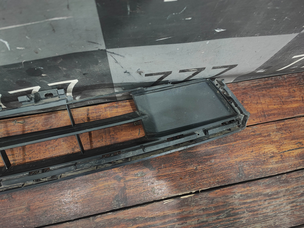 Решетка переднего бампера Geely Monjaro 21-нв Б/У Оригинал 8889168079