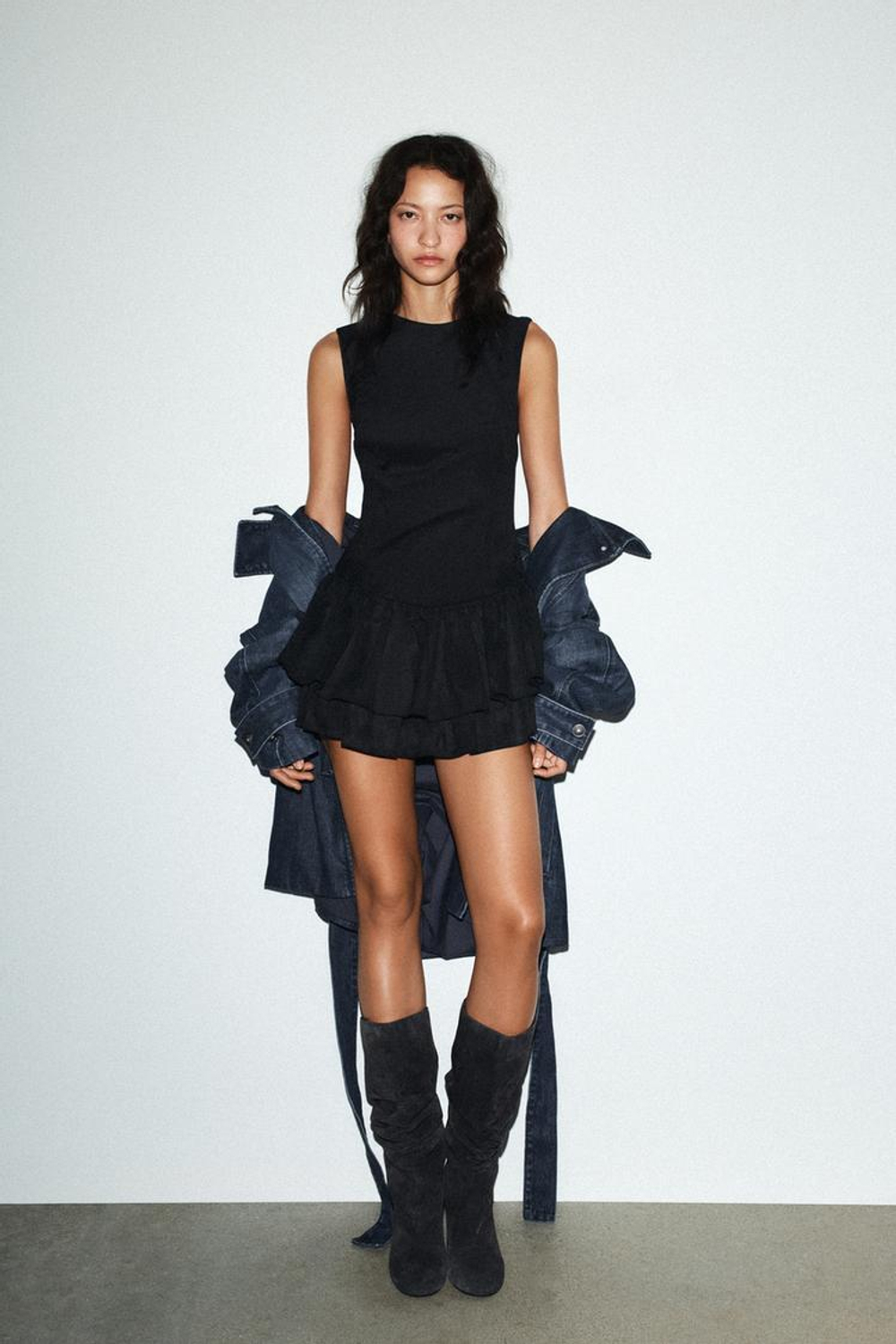 ZARA КОРОТКОЕ ПЛАТЬЕ ИЗ ИСКУССТВЕННОЙ ЗАМШИ С ВОЛАНАМИ, ЧЕРНЫЙ