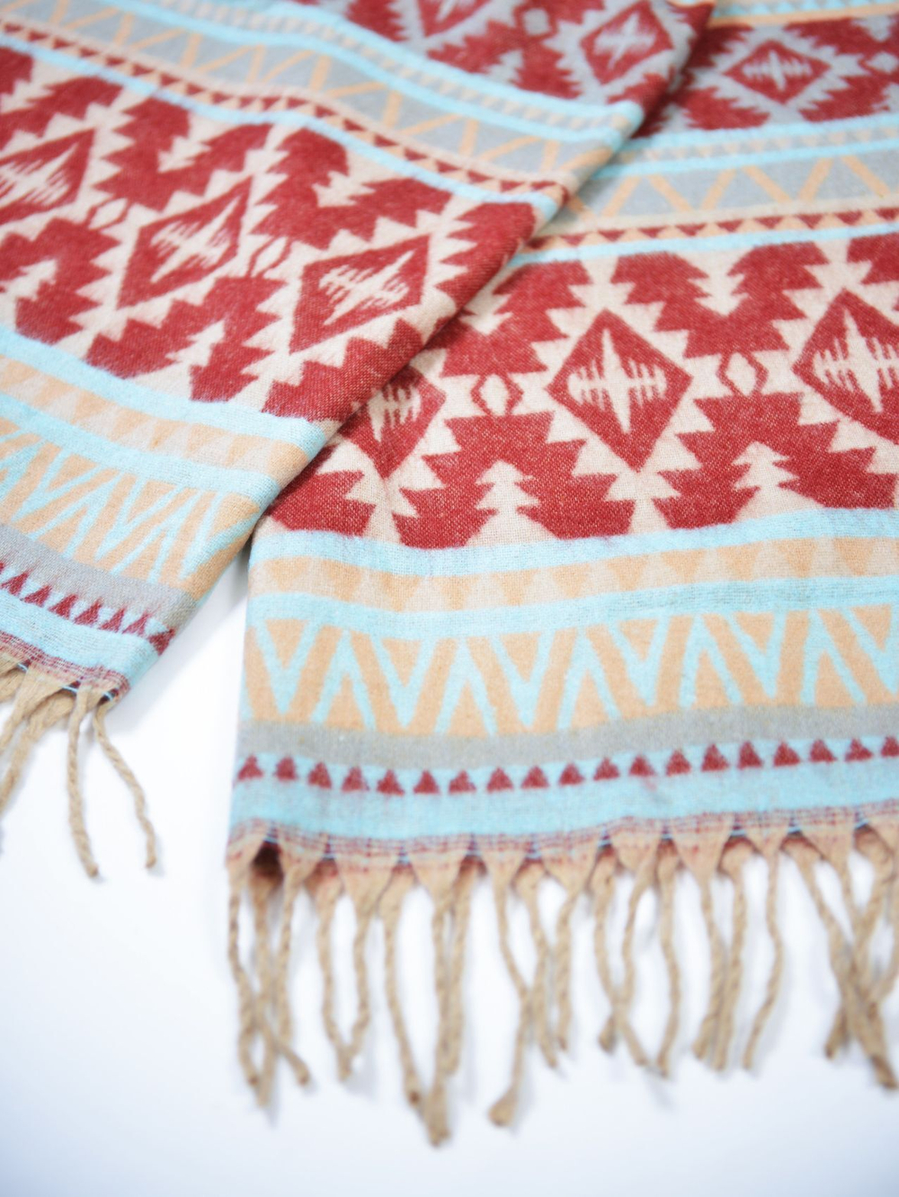 Теплый палантин с орнаментом