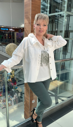 Белый джинсовый жакет с рванкой