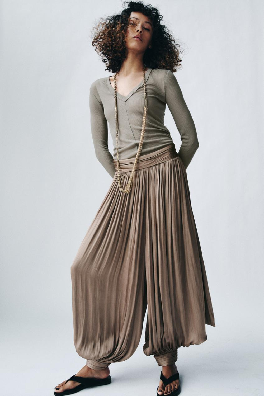 ZARA ФУТБОЛКА В РУБЧИК С V-ОБРАЗНЫМ ВЫРЕЗОМ, СВЕТЛЫЙ ХАКИ