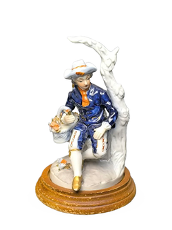 Фарфоровая статуэтка "Юноша с корзинкой цветов" Италия