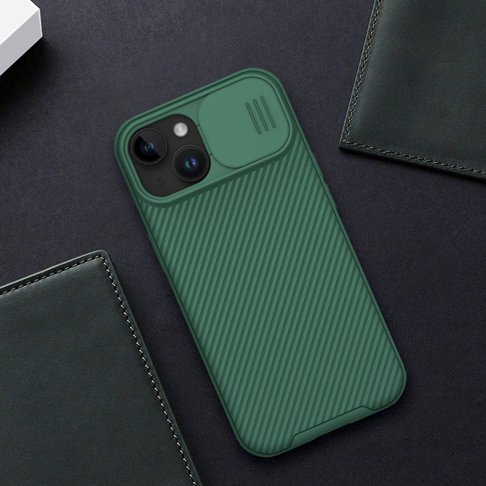 Чехол зеленого цвета (Deep Green) с защитной шторкой для камеры от Nillkin на iPhone 15, серия CamShield Pro Case