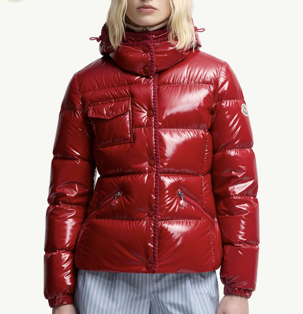 Женская короткая куртка Moncler Glareins с капюшоном и декоративной отделкой | Глянцевая, красная, утеплённая пухом