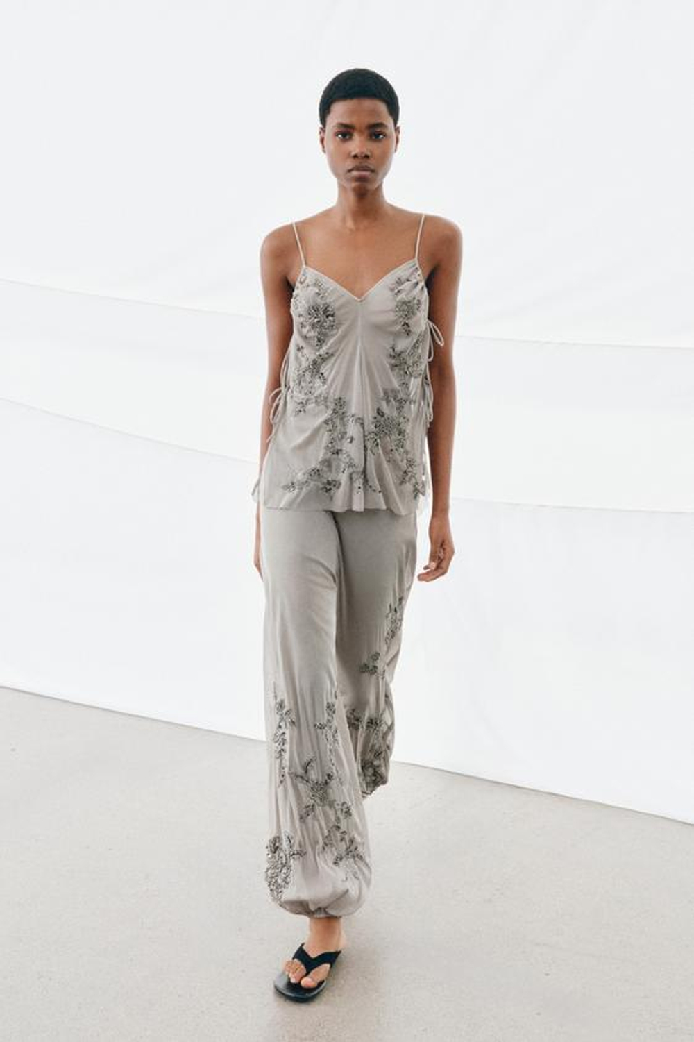 ZARA ШАРОВАРЫ С ВЫШИВКОЙ, СВЕТЛО-СЕРЫЙ