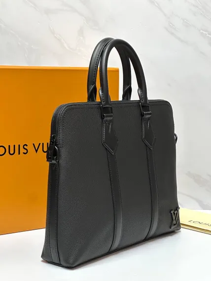 Портфель Louis Vuitton Takeoff из коллекции Aerogram, черная