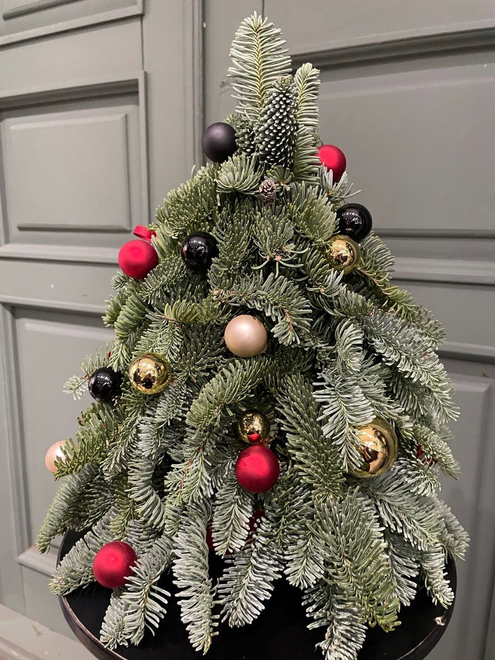 Елочная композиция h45см - в бело-красно-золотых оттенках