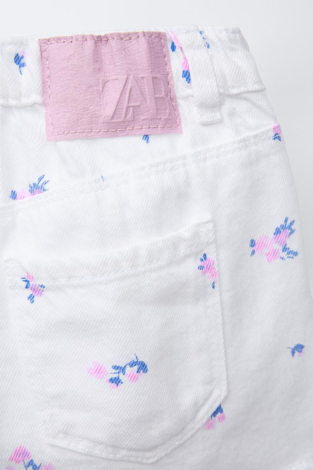 ZARA БЕРМУДЫ ИЗ ТВИЛА С ЦВЕТОЧНЫМ ПРИНТОМ, БЕЛЫЙ