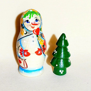 Матрешка "Бабушка снеговик" 2 в 1; Высота 9 см. С сумочкой