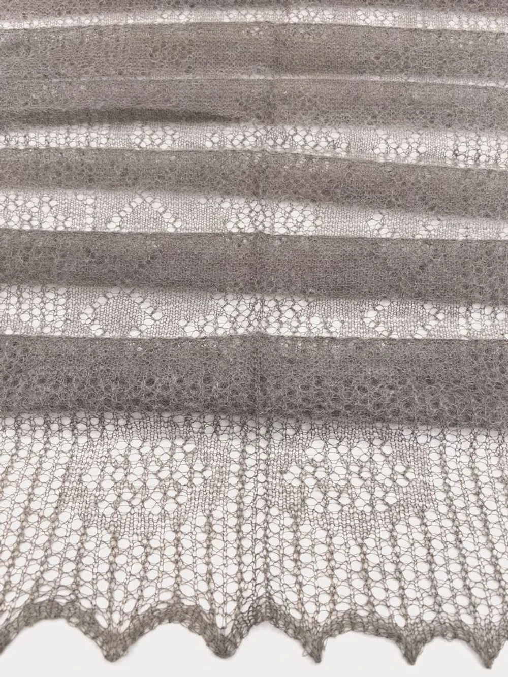 Оренбургский пуховый палантин П3-15050-03 серый