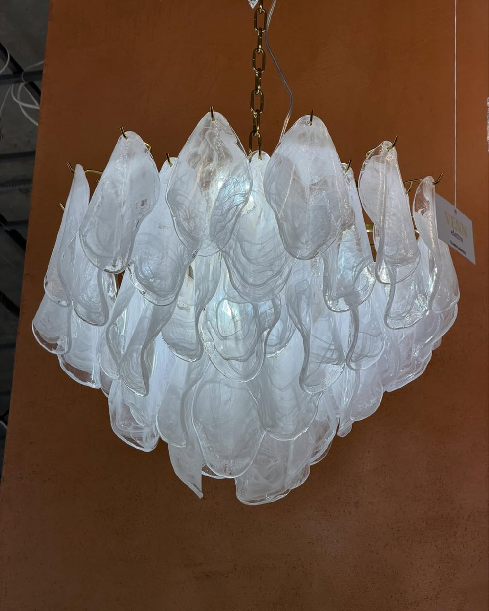 Подвесная люстра с каскадом полупрозрачных стеклянных лепестков,