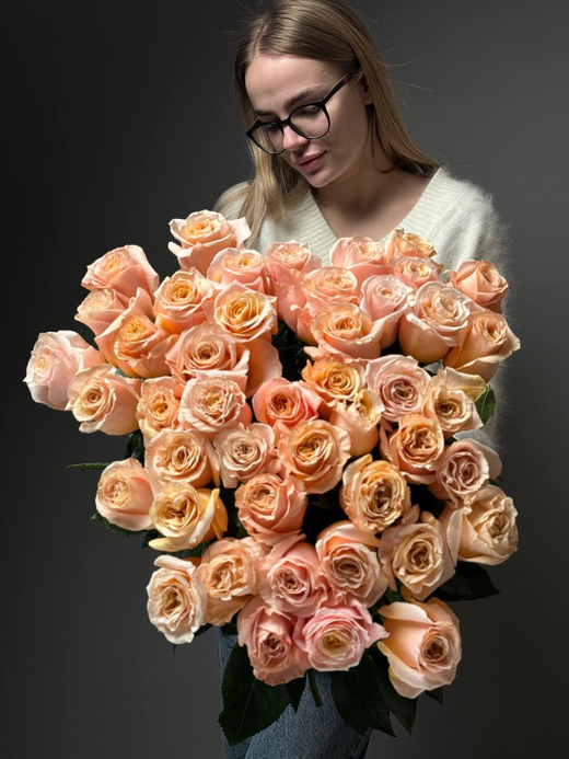 Букет из 51 персиковых роз под ленту