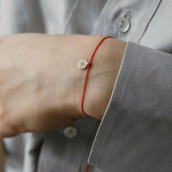 браслет «луна» из белого золота на красной нити