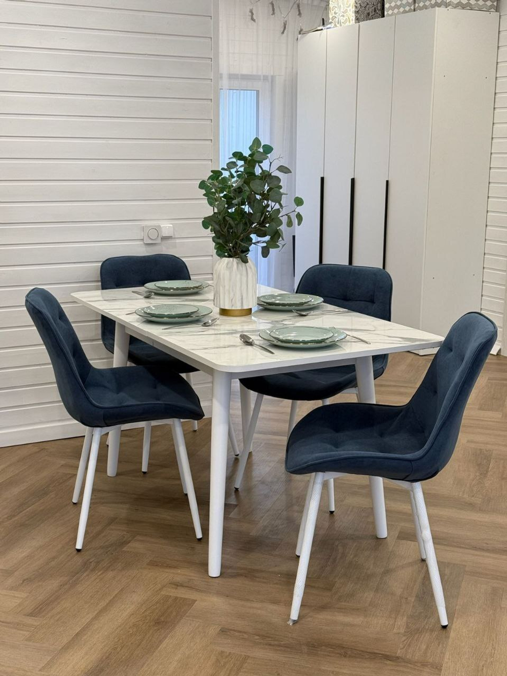 Кухонный раздвижной стол "Белый мрамор" и 4 стула Бостон