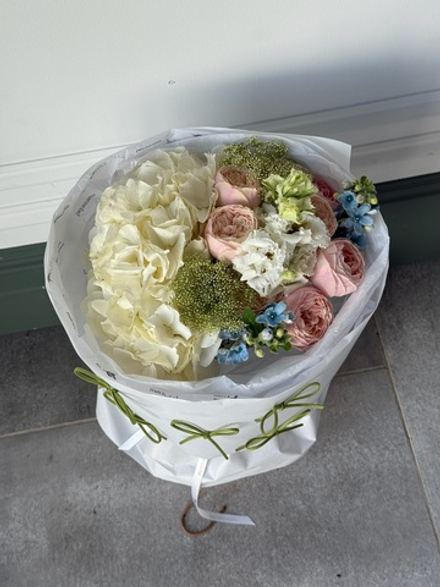 Букет из гортензии, кустовых пионовидных роз, лизиантуса и оксипеталума