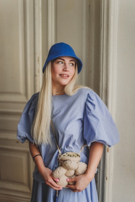 Блузка с рукавами-фонариками и капелькой на спине из батиста василькового цвета