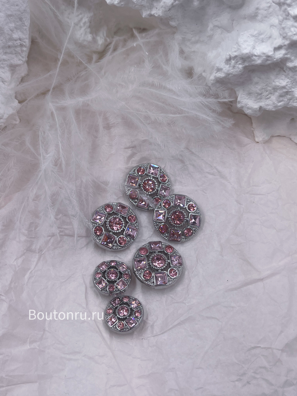 Пуговицы серебристые с розовыми камнями стразами