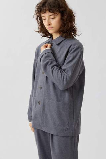 Верхняя мужская рубашка с карманами серого цвета