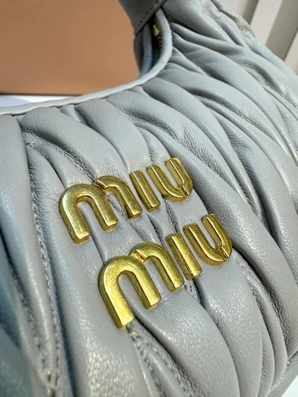 Сумка-хобо Miu Miu Wander matelassé nappa, жемчужный серый