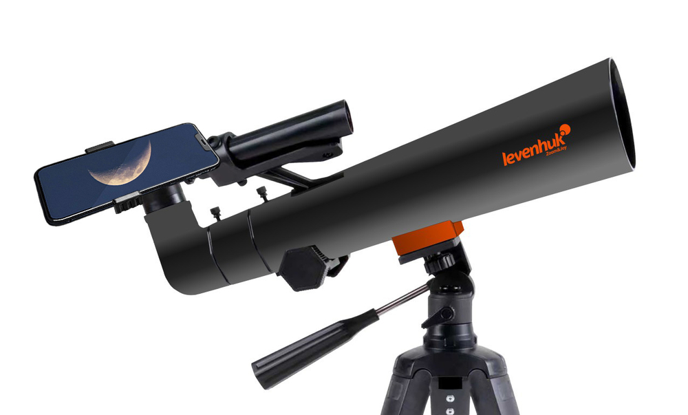 Фототелескоп Levenhuk Kelvin Nova BASE 70/400 с установленным смартфоном и изображением луны