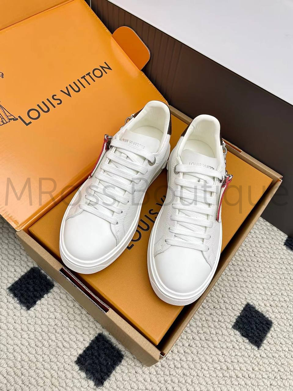 Женские кеды Louis Vuitton Time Out в белом цвете с цепью