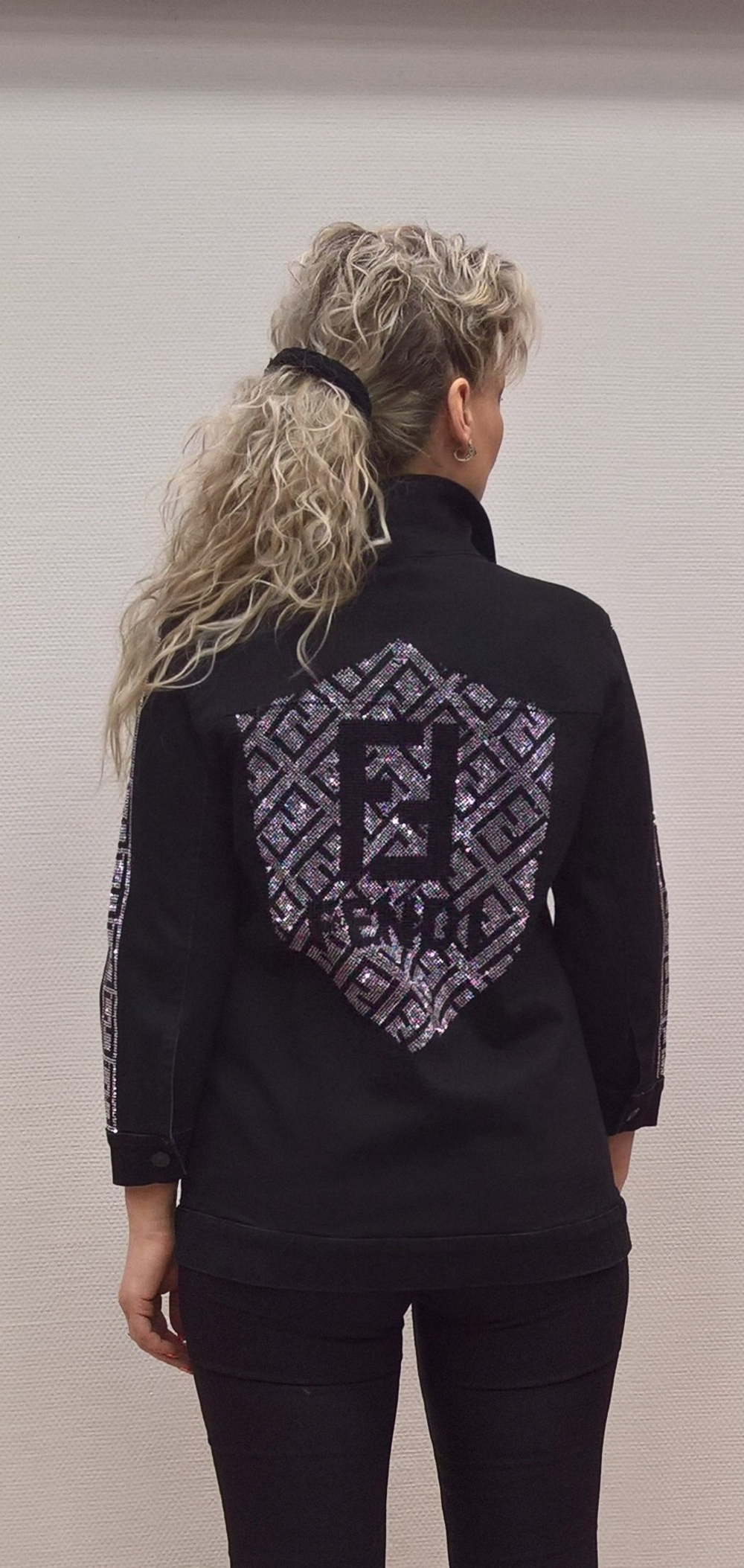 Короткий черный жакет из хлопка со стразовой отделкой