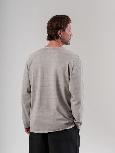 Серый лонгслив на пуговицах