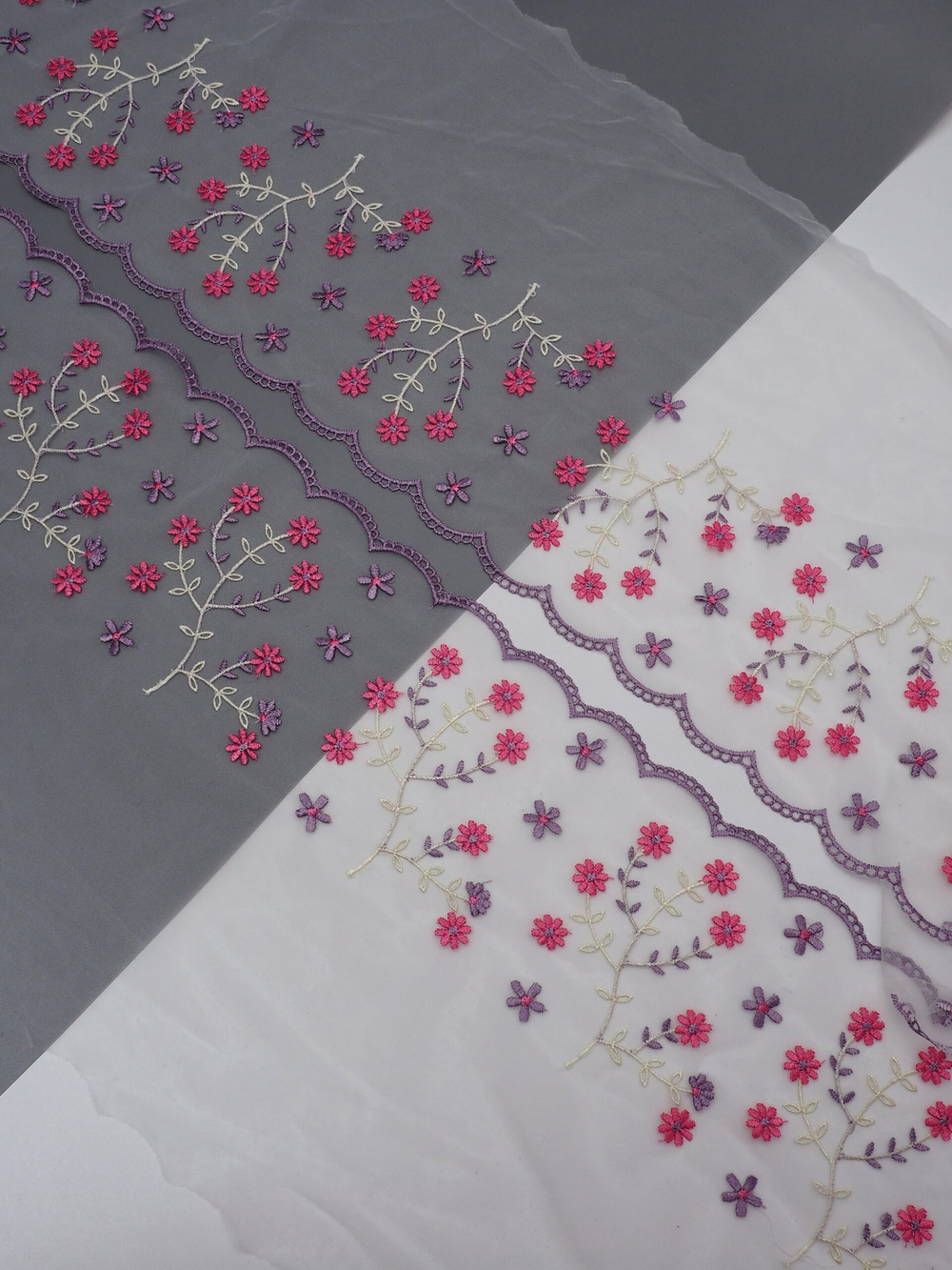 Вышивка на сетке молочная с малиновой фуксией и яркой лавандой ширина 20 см (2 стороны)