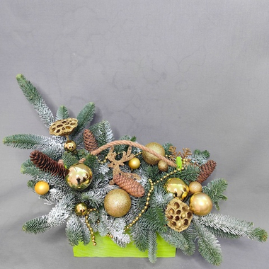 Новогодняя композиция в деревянном ящике