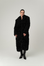 Длинная чёрная шуба