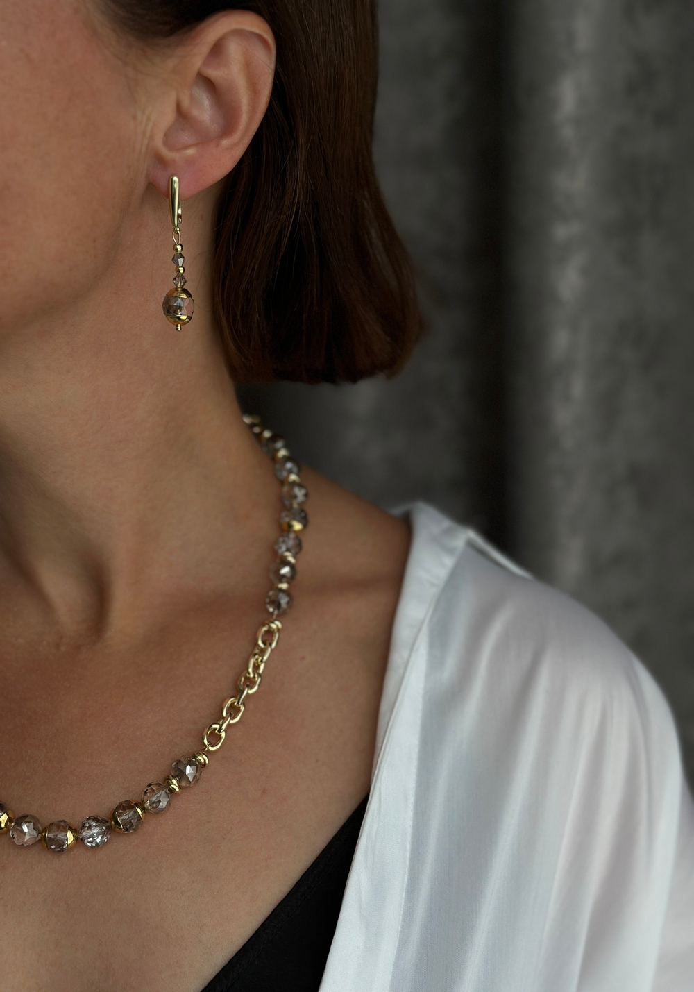 Колье с серым чешским стеклом на цепочке ролло, оттенок золото