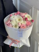 Авторский букет из пионовидной розы, хризантемы и гербер