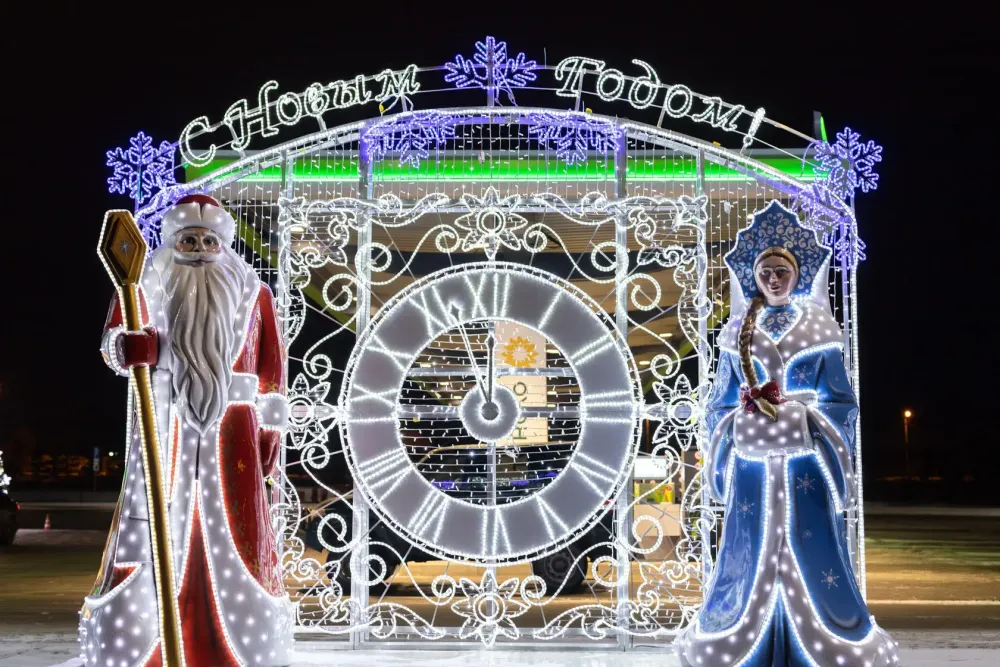 Композиция фигур "Дед Мороз и Снегурочка" и световое панно с часами