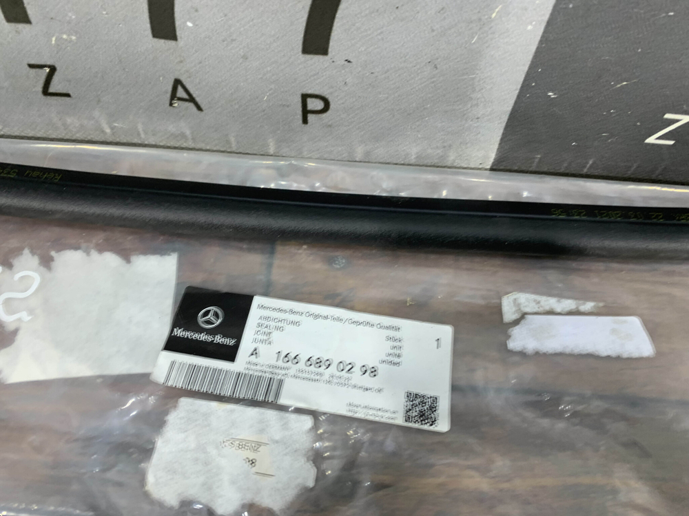 Уплотнитель радиатора левый GL GLS (X166) Новый Оригинал A1666890298