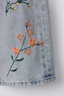 ZARA ДЖИНСЫ STRAIGHT С ВЫШИВКОЙ ЦВЕТОВ, СИНИЙ