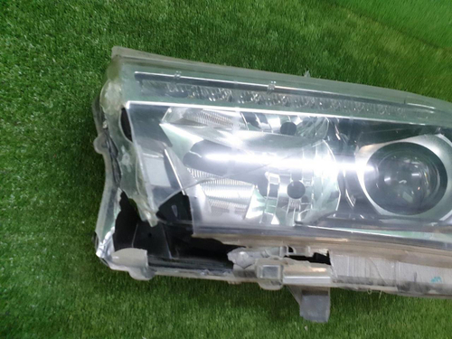 Битая Фара левая Toyota Hilux 8 (2015-2020) LED
