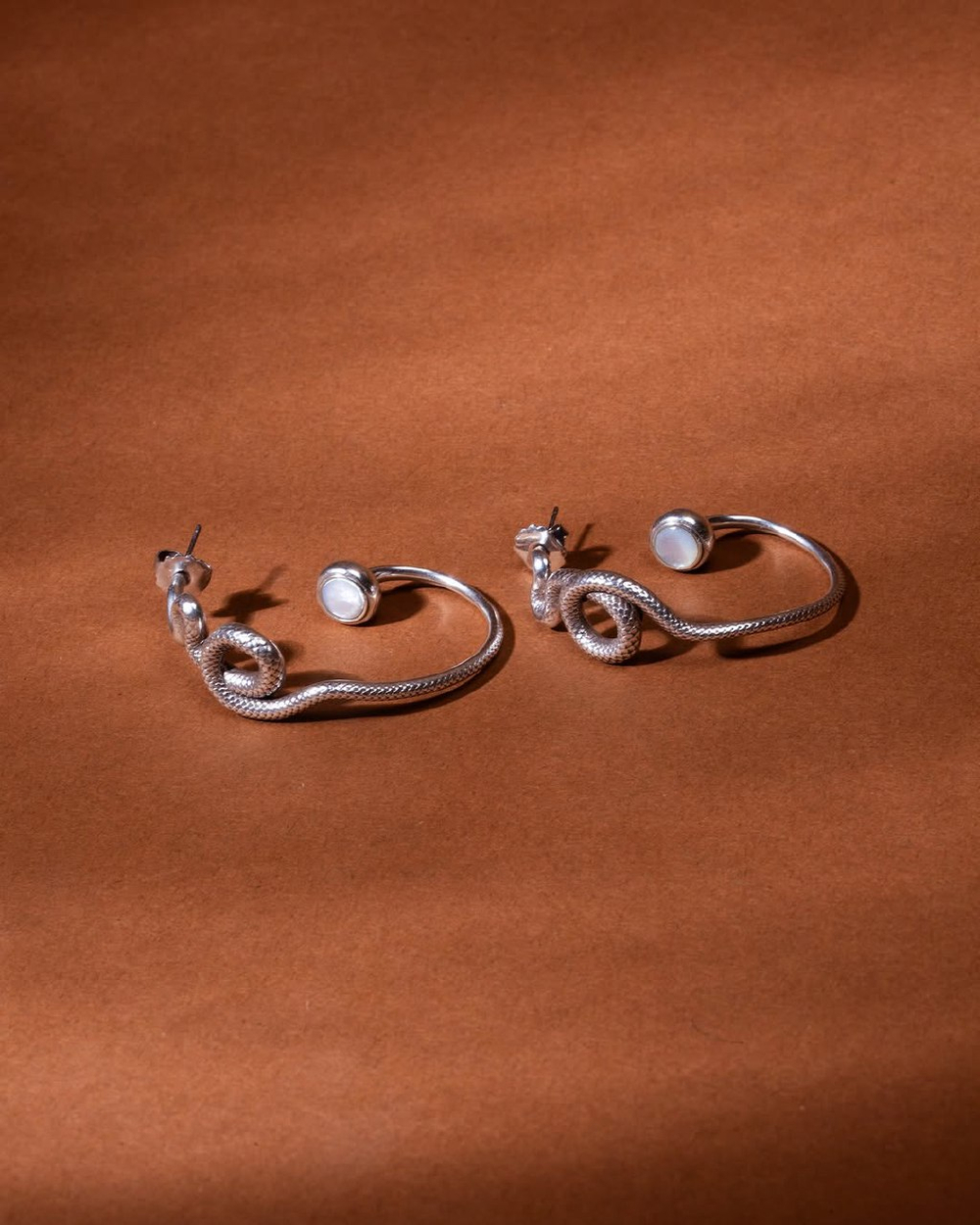 Серьги ORI TAO, Venin, со змеей и перламутром, OT24.2-12-32000 (серебристый)