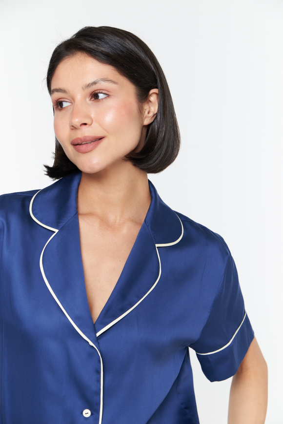 Блуза из тенселя с кантом черничный