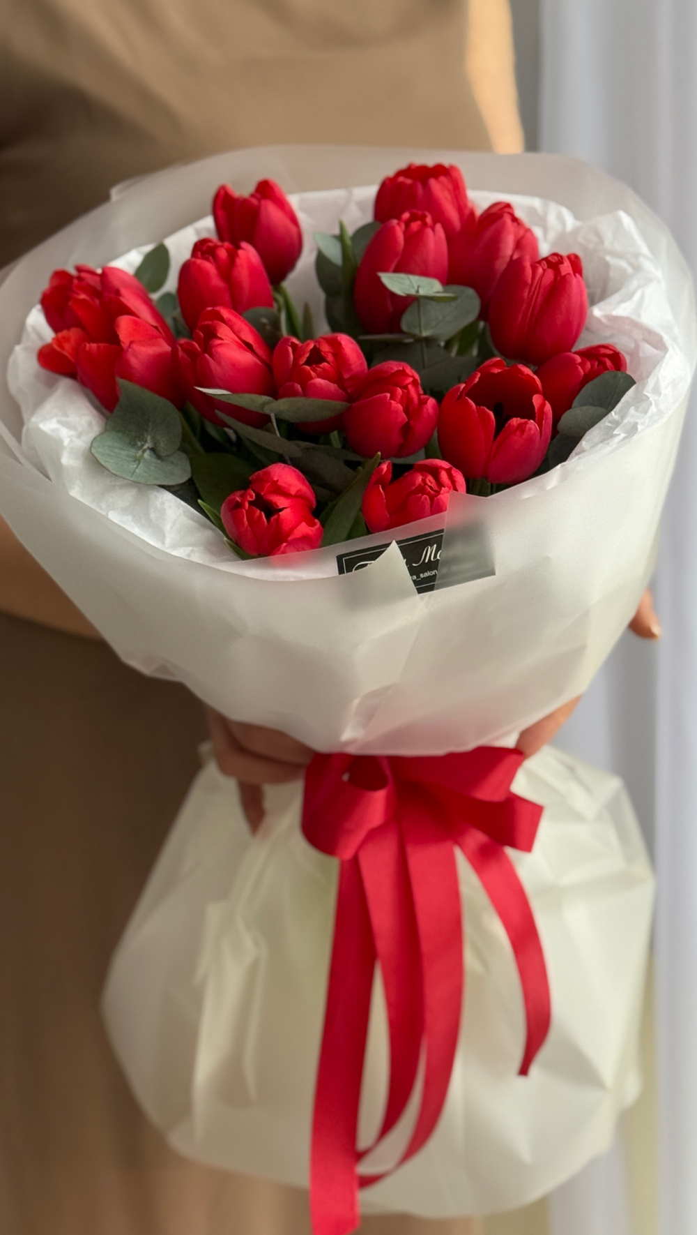 Красные тюльпаны премиум сорта и эвкалипт в воздушном оформлении от Флора Маркет