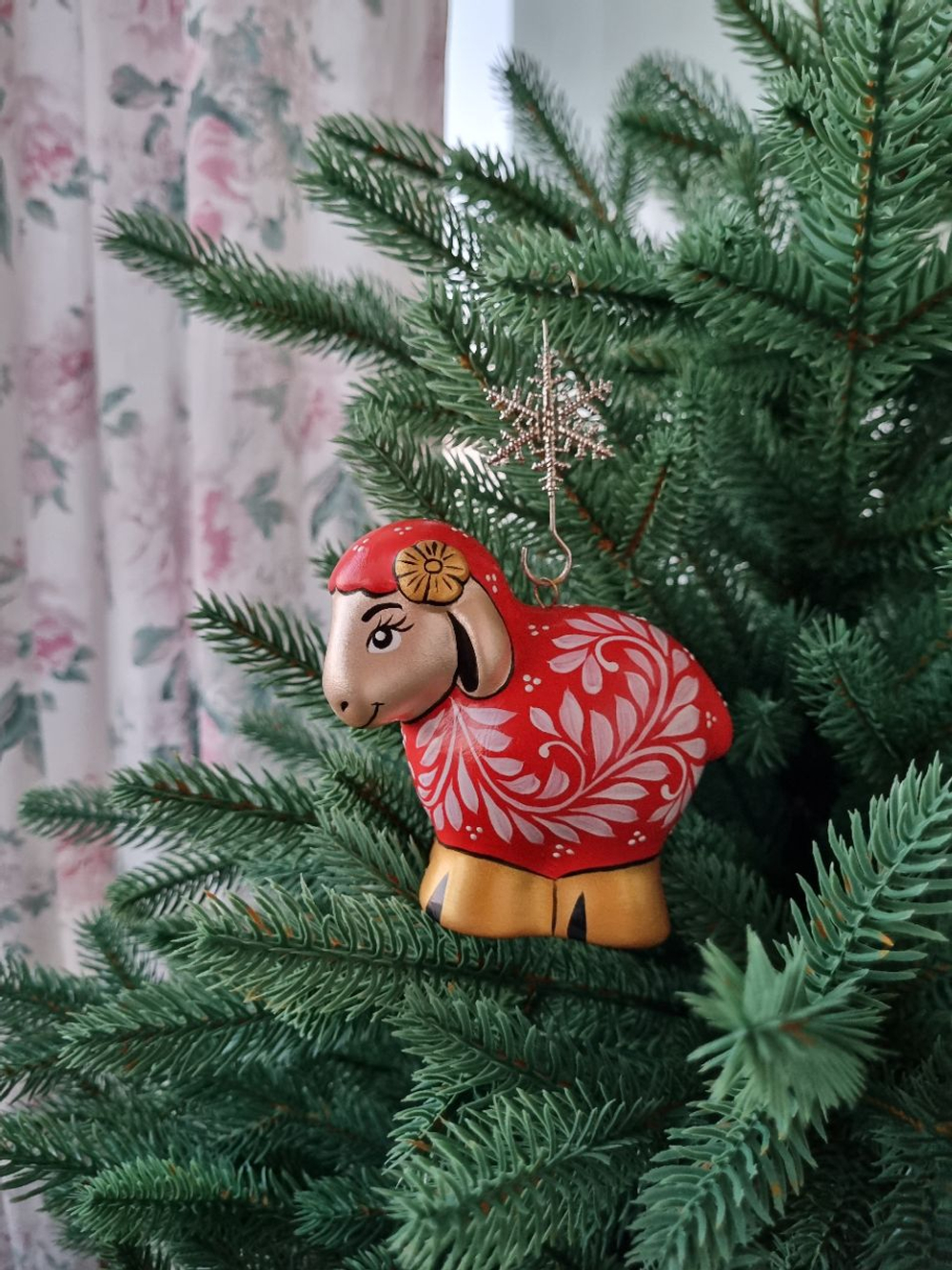 Фарфоровая игрушка огненная овечка