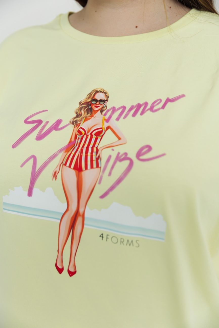 Футболка желтая с принтом, девушка