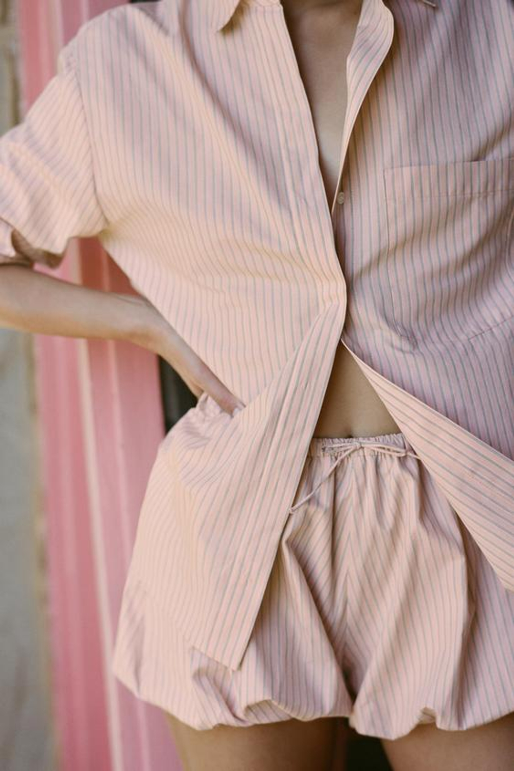 ZARA ПОЛОСАТЫЕ ШОРТЫ-КЮЛОТЫ, РОЗОВЫЙ/БЕЛЫЙ