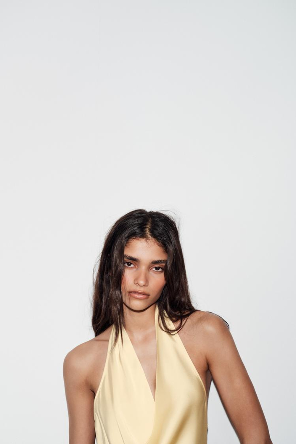 ZARA АТЛАСНЫЙ ТОП С ГОРЛОВИНОЙ ХАЛТЕР, ЯИЧНО-ЖЕЛТЫЙ