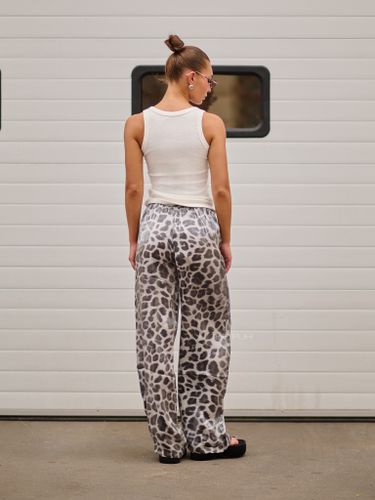 Широкие серые брюки с леопардовым принтом