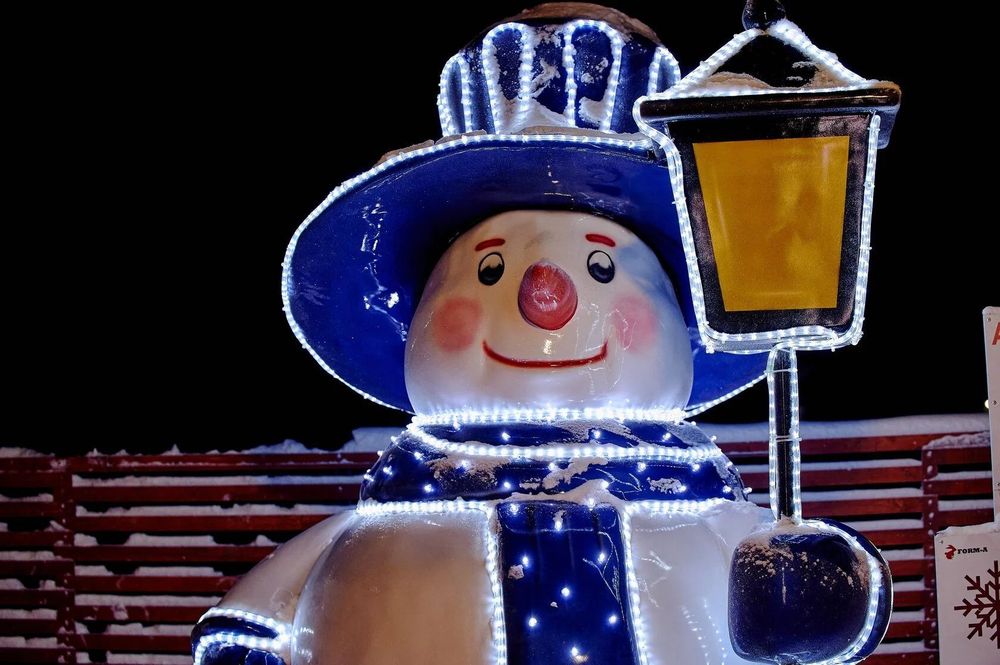 Уличная фигура "Снеговик с фонарем"