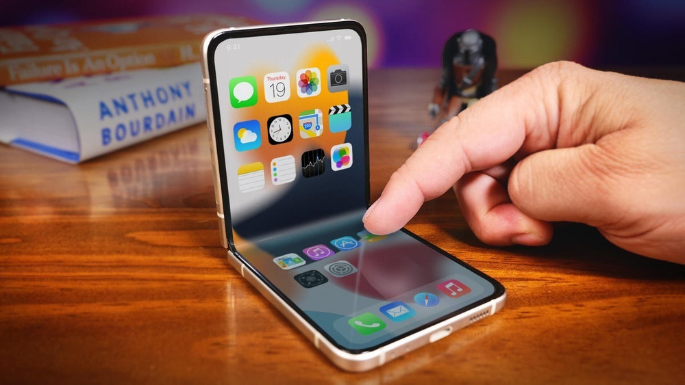 Apple iPhone Flip (2025)