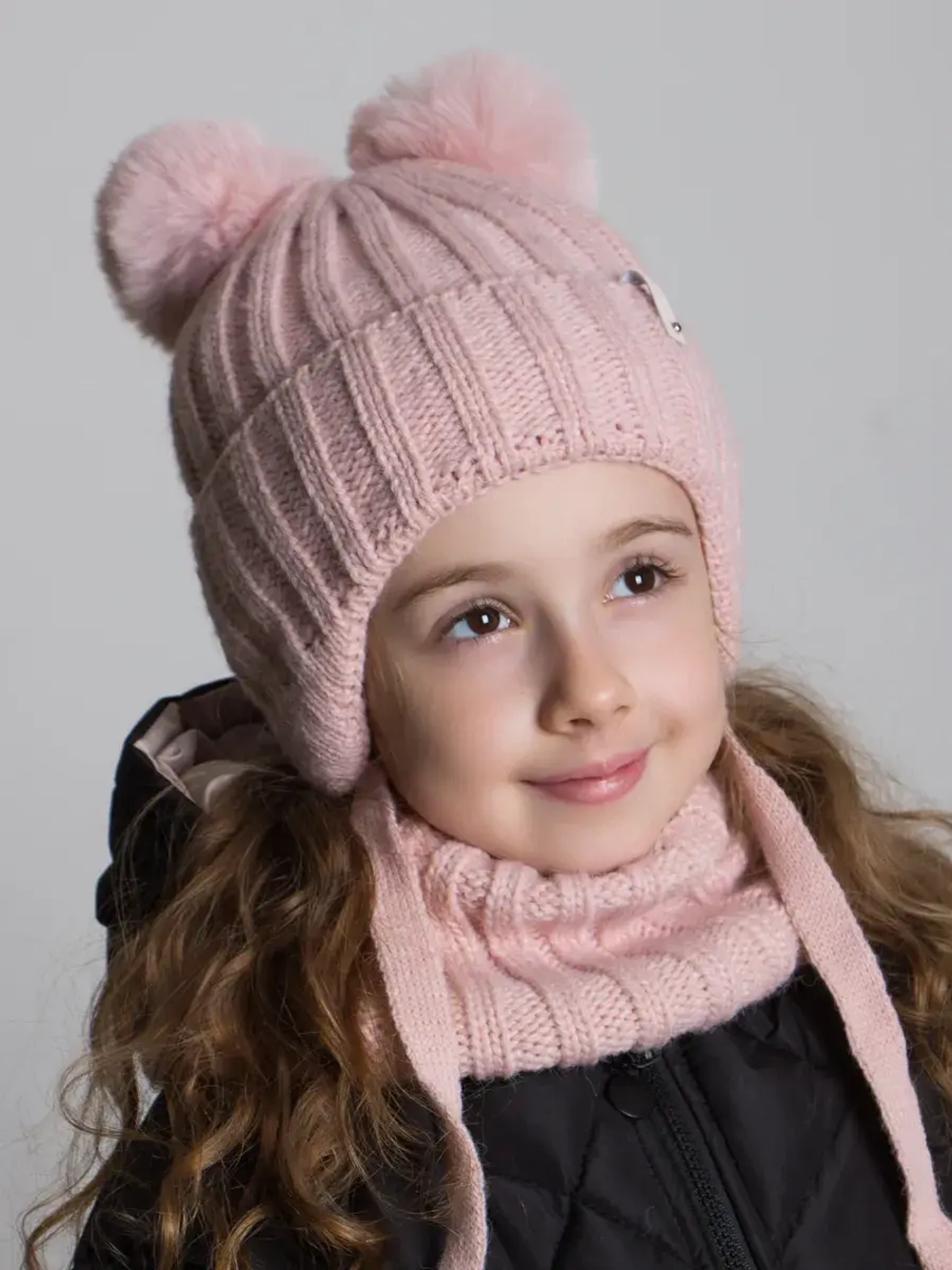 Шапка детская вязаная с помпонами и снуд