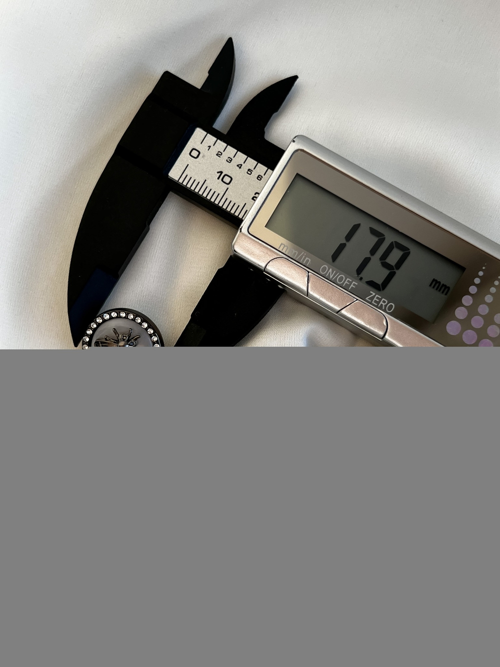 Пуговицы Гучч. Пчела черный графит