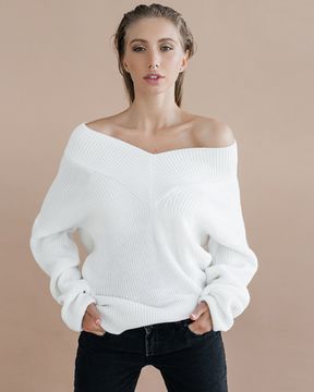 AIM  с V-образным вырезом Цвет  белый. 50% шерсть мериноса.